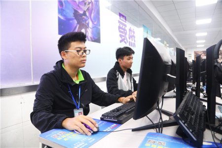 西安新華電腦軟件學(xué)校 引領(lǐng)計(jì)算機(jī)技術(shù)培訓(xùn)的專(zhuān)業(yè)學(xué)府